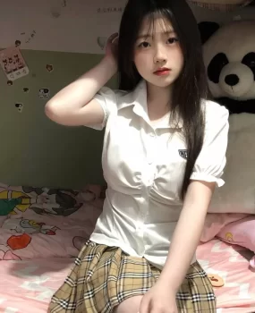 清纯女学妹，屁股翘，容易高潮