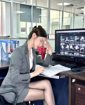 极品汽车销售黑丝职业装包臀裙戴眼镜做爱