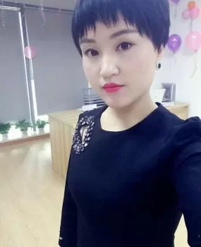 汉口精神短发美女