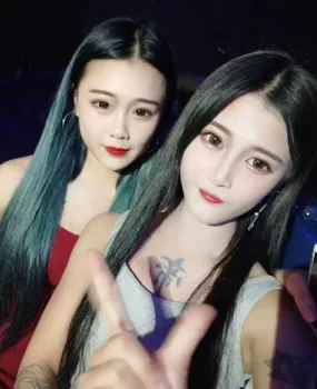 可双飞的00小妹妹跟闺蜜