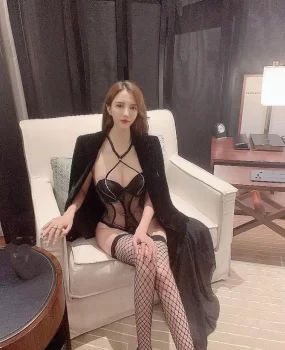 新茶小妹，黑丝袜。开档。直接可以后入。跪趴着，干到抽