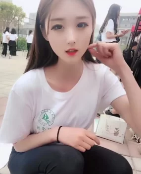 妹子为还贷款刚下水，手感丝滑，逼逼很紧
