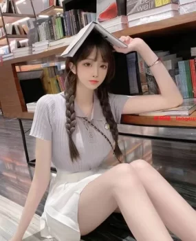 长沙学生兼职，清纯可爱，粉鲍嫩逼水多，让人欲罢不能